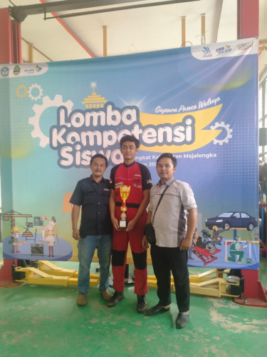 Farel Caesar Satrio Siswa SMK KORPRI Majalengka Raih Juara 2 LKS Motor Cycle Maintenance & Repair